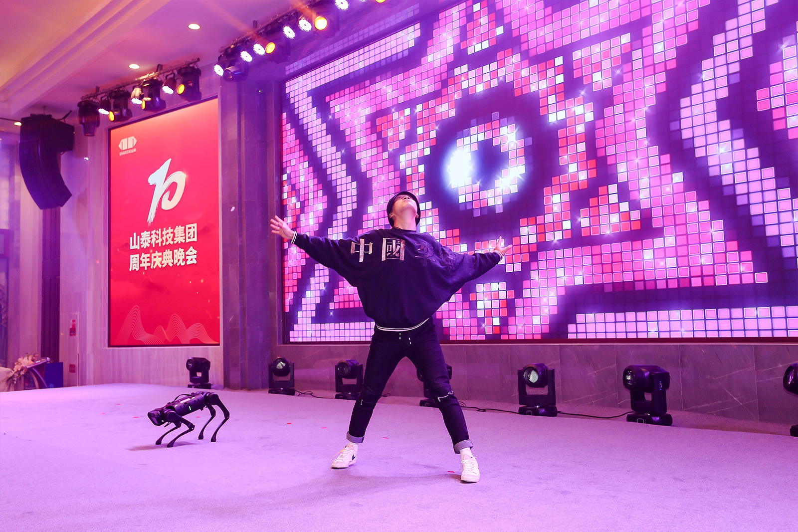 杭州企业出品的智能机器牛表演人机合作街舞《就是我》