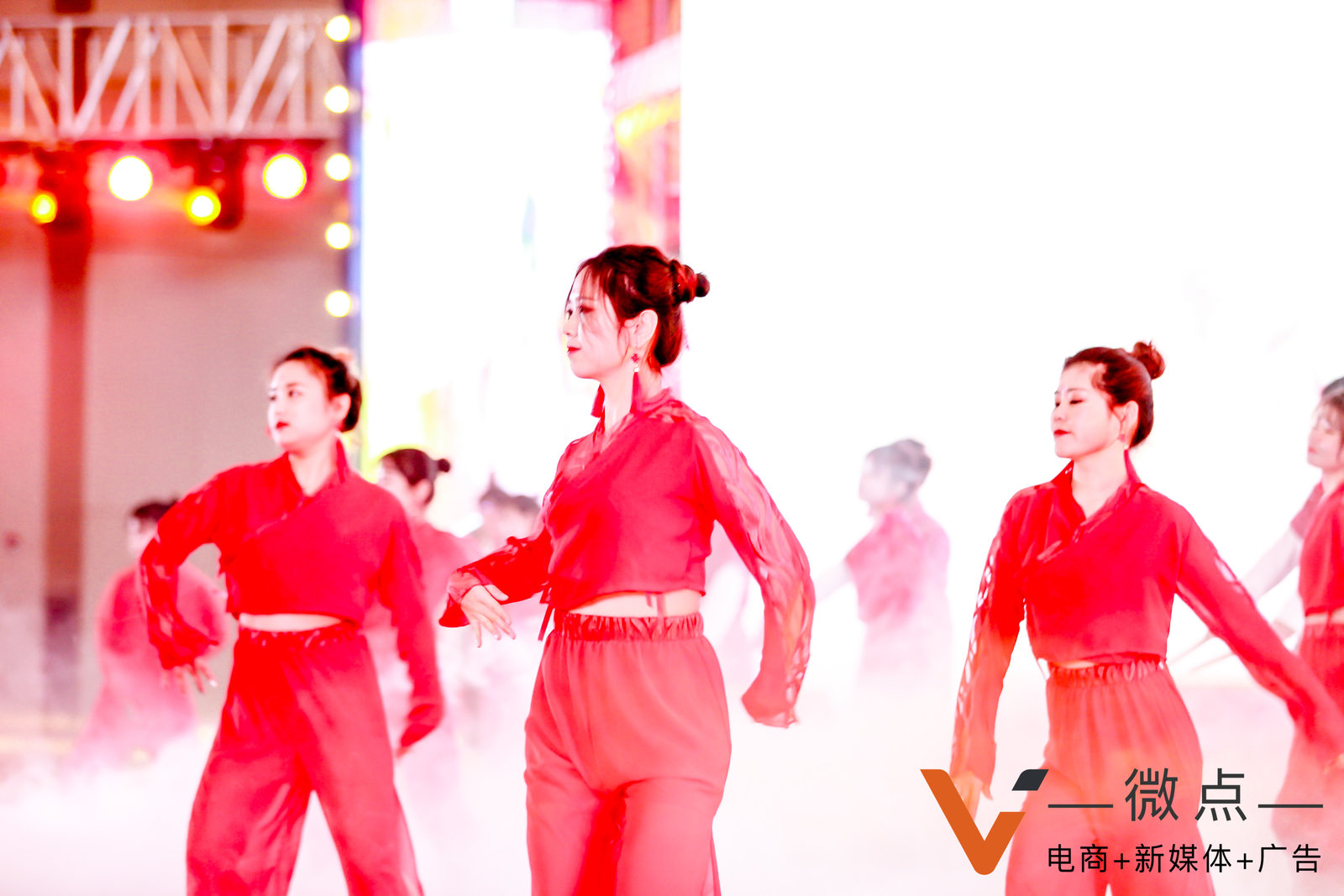 活动氛围布置和表演风格中出镜率很高的中国红形式