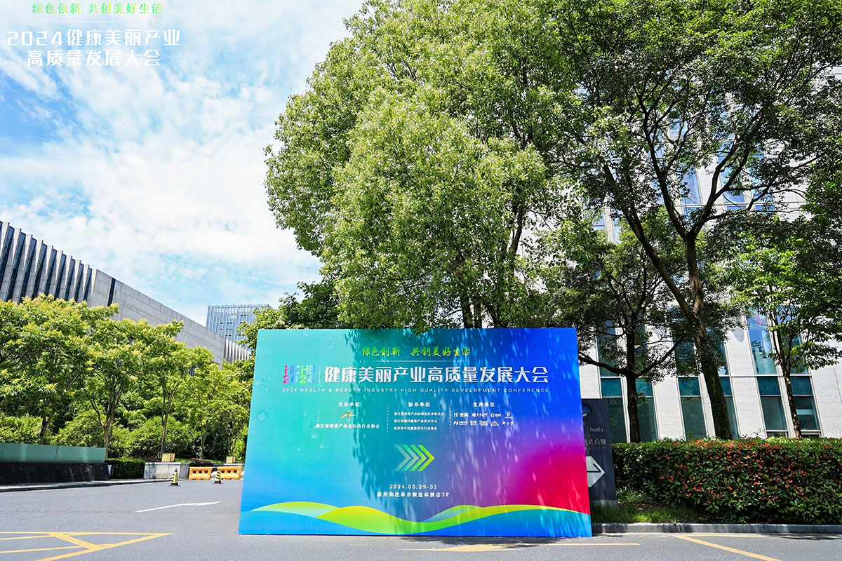 酒店主干道指引喷绘桁架