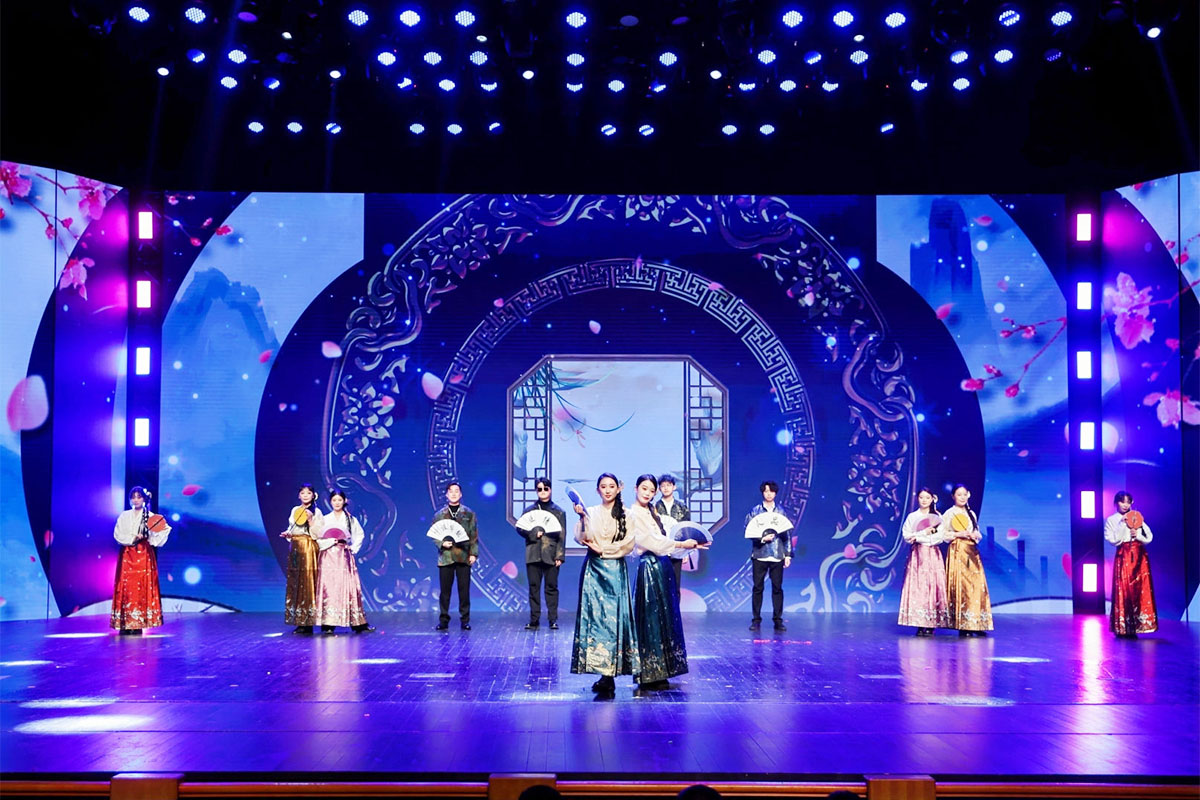 彰显文化自信的古典年年会服装